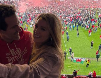 Blake Lively Rayakan Kemenangan Bersejarah Wrexham AFC Bersama Ryan Reynolds