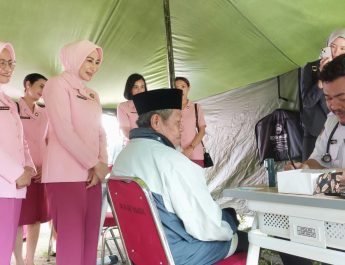 Dibantu Tongkat, Enjang Datangi Pengobatan Gratis Sespim Polri demi Berjuang Untuk Kesembuhan