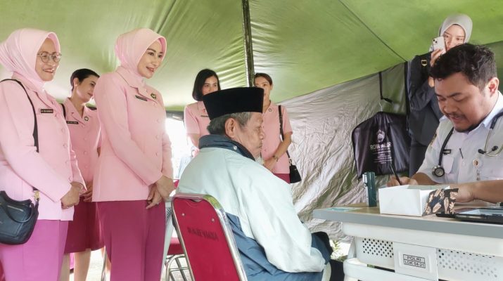 Dibantu Tongkat, Enjang Datangi Pengobatan Gratis Sespim Polri demi Berjuang Untuk Kesembuhan