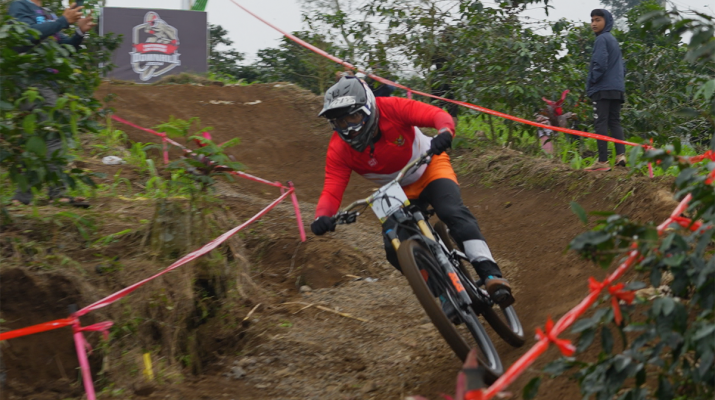 Perebutan Podium 76 Indonesian Downhill Memanas di Ternadi Bike Park