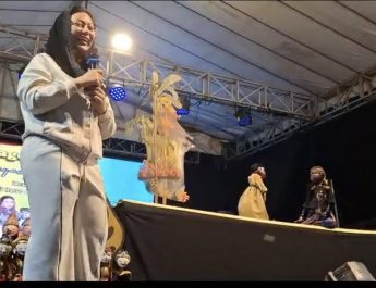 Menyaksikan Wayang Santri Ki Haryo Enthus Susmono Bersama Calon Tunggal Pilkada Brebes