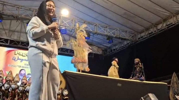 Menyaksikan Wayang Santri Ki Haryo Enthus Susmono Bersama Calon Tunggal Pilkada Brebes