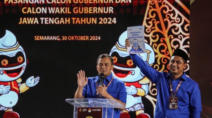 Gerakan Door to Door Luthfi-Taj Yasin Jaring Pemilih Muda