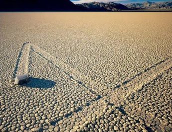 Misteri Batu Berlayar di Death Valley National Park, California, Akhirnya Terpecahkan