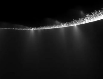 Enceladus dan Misteri Geysernya: Apakah Benar Berasal dari Lautan Bawah Tanah?