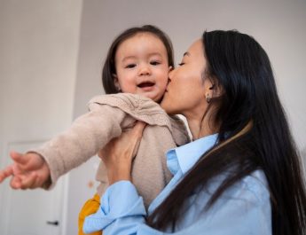 Mama, Hindarkan si Kecil Dicium Peluk Saat Mudik dan Kumpul Lebaran
