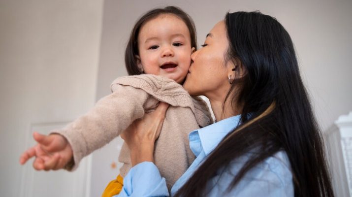 Mama, Hindarkan si Kecil Dicium Peluk Saat Mudik dan Kumpul Lebaran