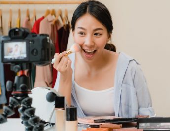 7 Dampak Negatif Penggunaan Makeup Berlebihan pada Kulit