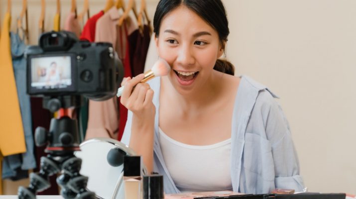 7 Dampak Negatif Penggunaan Makeup Berlebihan pada Kulit
