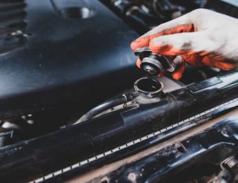 8 Penyebab Radiator Mobil Bocor, Begini Cara Memperbaikinya