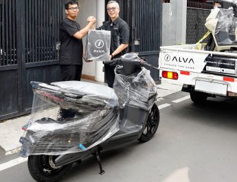 Melaju Tanpa Batas bareng Alva N3, Konsumen Terima Unit Langsung dari CEO Alva