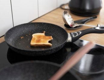 Suka Masak Pakai Wajan Antilengket? Ini Bahayanya