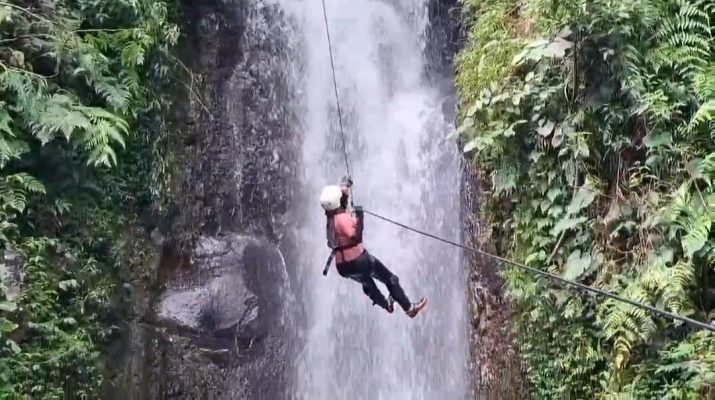 Wisata Canyoneering di Curug Dayang Sumbi Jadi Pilihan untuk Uji Adrenalin.