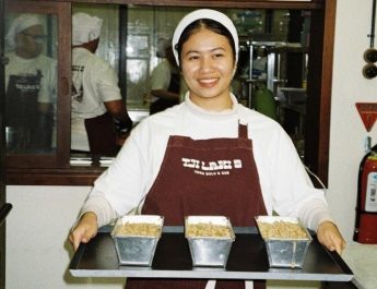 Tji Laki 9 Spesialis Bolu Pisang yang tengah Viral di Bandung