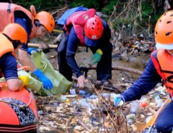 Tim Ekspedisi Susur Sungai PDAM Depok 1,6 Ton Sampah di Bantaran Sungai Ciliwung