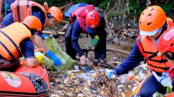Tim Ekspedisi Susur Sungai PDAM Depok 1,6 Ton Sampah di Bantaran Sungai Ciliwung