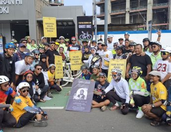 Pesepeda Meninggal Dunia, Komunitas Lakukan Tabur Bunga di Lokasi Kejadian