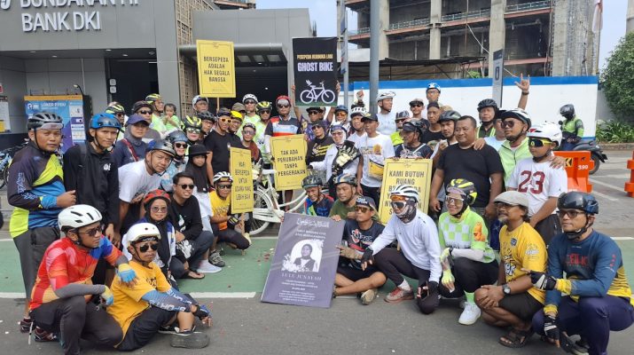 Pesepeda Meninggal Dunia, Komunitas Lakukan Tabur Bunga di Lokasi Kejadian