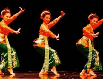 Tari Jaipong dari Jawa Barat Diiringi dengan: Musik Tradisional yang Enerjik