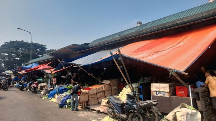 Dibekingi Ormas, PKL Bebas Jualan di Pintu Masuk Pasar Induk