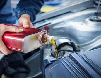 Ini Lima Akibat Buruk Terlalu Banyak Mengisi Oli ke Kendaraan Anda