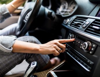 Bersih Kinclong! Cara Ampuh Bersihkan Interior Mobil Sendiri