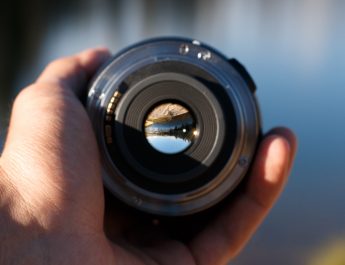 6 Rekomendasi Lensa Kamera Paling Bokeh, Cocok untuk Fotografi