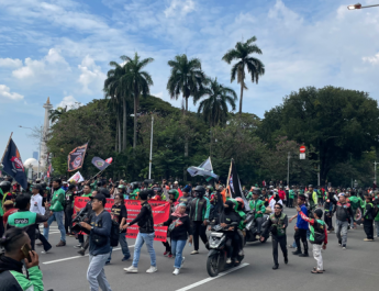 Tuntut Keadilan Tarif, Massa Demo Ojol Padati Kawasan Patung Kuda