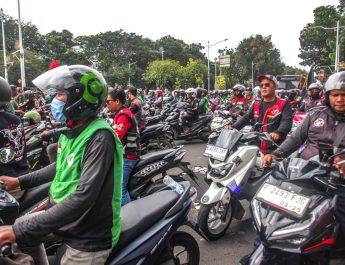Massa Demo Ojol di Patung Kuda Bubar, Lalin Medan Merdeka Selatan Kembali Dibuka