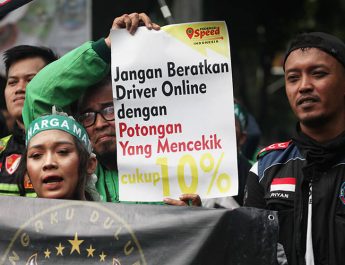 Melihat Aksi Polisi Bagi-bagi Minuman ke  Massa Demo Ojol
