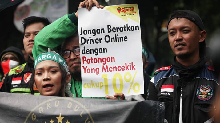 Melihat Aksi Polisi Bagi-bagi Minuman ke  Massa Demo Ojol