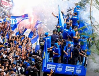 Warna Biru Mendominasi Kota Bandung saat Konvoi Persib Juara Menuju Gedung Sate