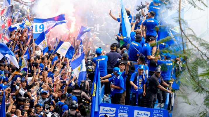 Warna Biru Mendominasi Kota Bandung saat Konvoi Persib Juara Menuju Gedung Sate