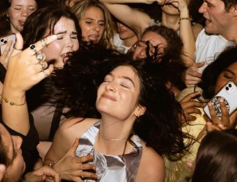 Lorde Kejutkan Penggemar yang Hadiri Pesta Bertema Dirinya di Sydney