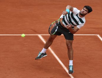 Carlos Alcaraz Awali Upaya Mempertahankan Gelar Roland Garros dengan Apik