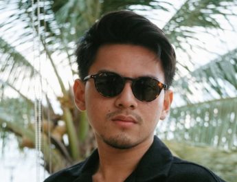 Berperan Jadi Dosen, Rey Bong Tampil Berewokan di Film Jodoh Tiga Bujang