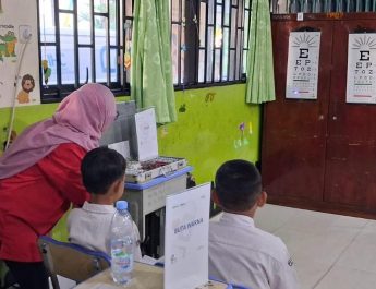 600 Siswa di Jakut Jalani Pemeriksaan Mata dan Pemberian Kacamata Gratis