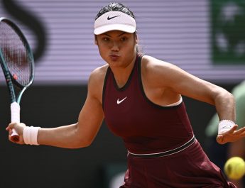 Raducanu Kembali Tumbang dari Swiatek di Roland Garros, Fokus Kini ke Wimbledon