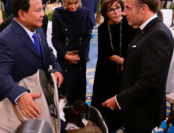 Bertemu Macron dan Brigitte di Istana, Bobby Kertanegara Dipakaikan Jas