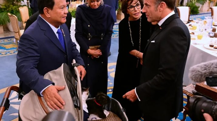 Bertemu Macron dan Brigitte di Istana, Bobby Kertanegara Dipakaikan Jas