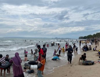 Polisi lakukan patroli di Pantai Anyer Serang untuk cegah aksi pungli