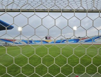 Panpel Arema FC legawa terima sanksi imbas pelemparan bus Persik