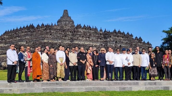 Prabowo dan Macron foto bersama seniman di Borobudur