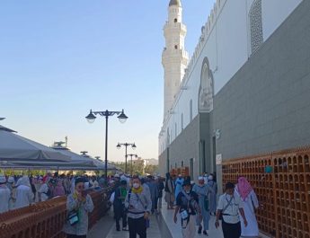 Jemaah Haji Indonesia berkunjung ke Masjid Quba