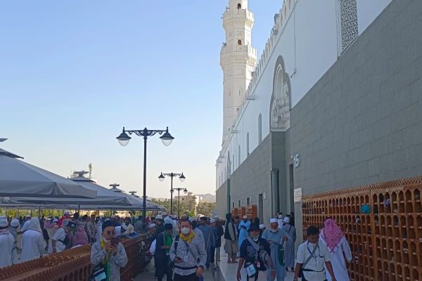 Jemaah Haji Indonesia berkunjung ke Masjid Quba