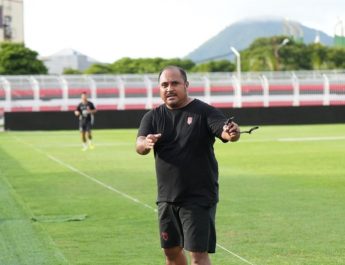 Imran Nahumarury raih penghargaan pelatih terbaik Liga I April 2025