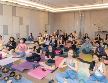 Yoga dengan Sound Healing di Harris Puri Mansion