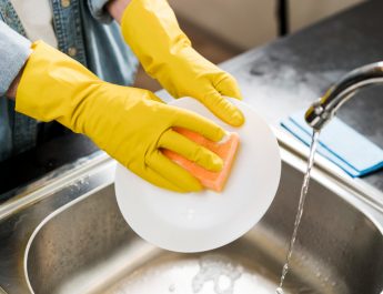 Cuci Piring Kinclong? Ini Trik Hemat Sabun!