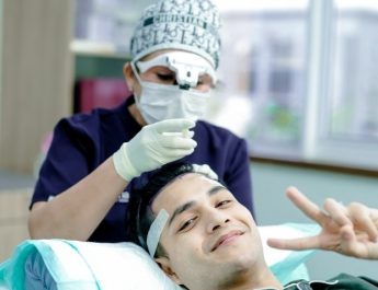 Jelita, Yuk Simak Panduan Memilih Klinik Transplantasi Rambut