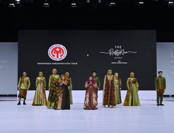 Batik Khas Kutai Timur Hadir di Panggung Indonesia Fashion Week 2025